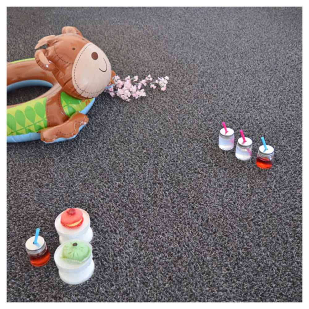 Gazon Synthétique Happy Party - Couleur Gris Foncé - Classé Feu - 20mm - 2m X 6m – Image 2